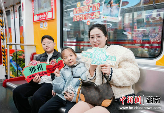 乘客打卡“十泉十美”主题专列。 乘客打卡“十泉十美”主题专列。