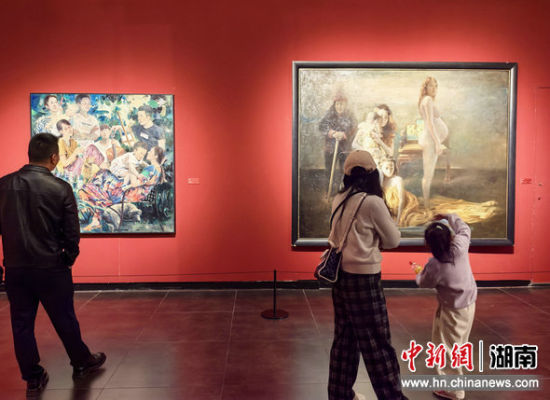 观众在欣赏作品。记者 鲁毅 摄 观众在欣赏作品。记者 鲁毅 摄