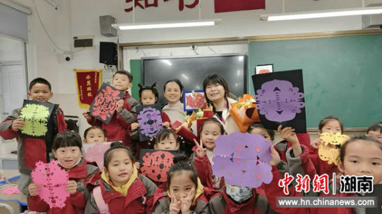 孩子们展示剪纸作品。 孩子们展示剪纸作品。