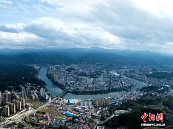 湖南新晃侗族自治县,清澈的㵲水河穿城而过。 新晃生态环境局 供图 湖南新晃侗族自治县,清澈的㵲水河穿城而过。 新晃生态环境局 供图