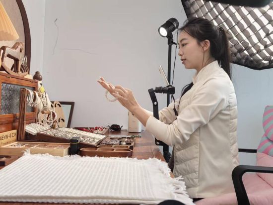 ��ѩƮ��ֱ����չʾ���β�Ʒ��³�� ��