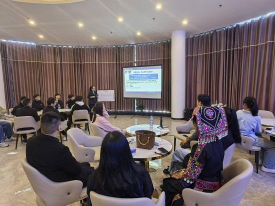 4�����գ����ഺ���ء���ѧ����ҵ�����߷����ᡱ�ں����������й������Ĵ�԰���С�³�� ��