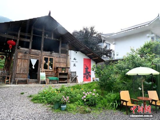 湖南怀化村民将原本破旧的乡村木屋改造为精致的田园小院。 张卓 摄 湖南怀化村民将原本破旧的乡村木屋改造为精致的田园小院。 张卓 摄