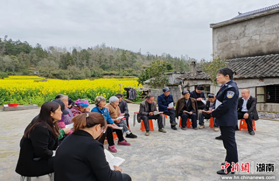 ������˾���ֵ�Ա�ɲ�����ũ���߷ã���Ⱥ�ڻ������������ũ���ߡ�