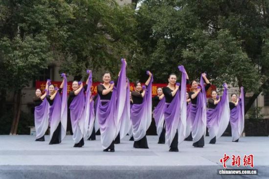 东安县老年大学学员表演舞蹈。唐时辉 摄 东安县老年大学学员表演舞蹈。唐时辉 摄
