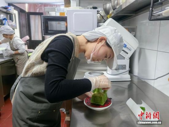 12��11�գ�����ʡ�������¥�Ĳ���ݹ�԰�ڣ�������Ա����������������Ʒ���Ľ˹����ܡ�����ѩӯ ��