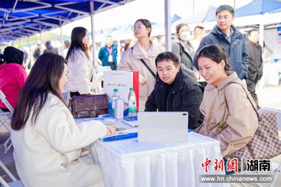 招聘会现场,求职者正在与企业交流。主办方供图 招聘会现场,求职者正在与企业交流。主办方供图