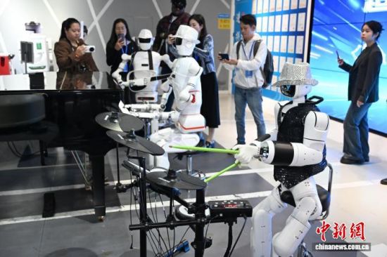 10��29�գ����ڳ�ɳ�����ܻ����й�����2025����ý���ǳ�̽��֮�á��ɷ����߽����ϳ��ܻ����˼������޹�˾չ�����˽����λ����ˡ������ֶӡ������� ��� ��