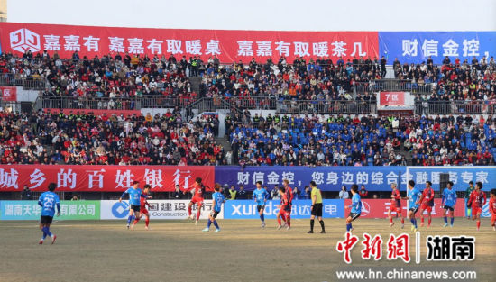 12月14日,湘超娄底队主场迎战永州队,在点球大战中以3:4憾负。郭国权 摄 12月14日,湘超娄底队主场迎战永州队,在点球大战中以3:4憾负。郭国权 摄