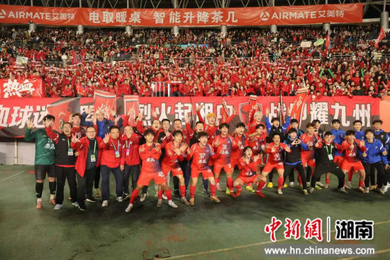 湘超娄底队队员和球迷在一起。 郭国权 摄 湘超娄底队队员和球迷在一起。 郭国权 摄