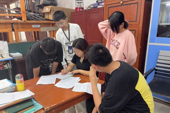 ��ѧ��ʦ��������������ڸ���ѧ����