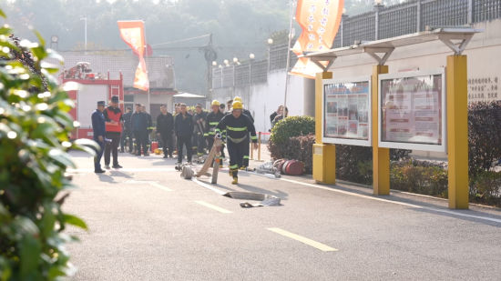 选手快速甩开水带,“甩、接、卷”一气呵成。 选手快速甩开水带,“甩、接、卷”一气呵成。
