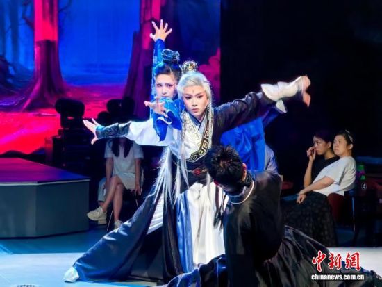 �ں��ϳ�ɳ�潭�糡���ݵĳ���ʽ����ʽ��硶��Сٻ��������ѩӯ ��