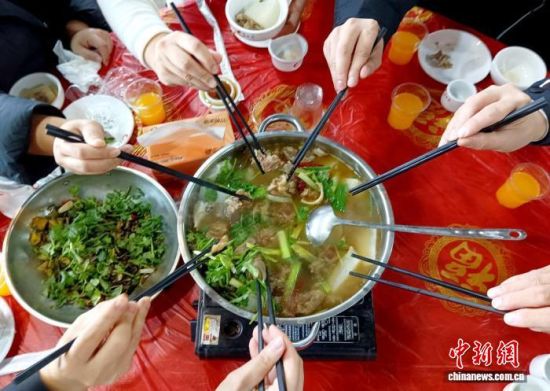 游客正在品尝水岭羊肉。唐涛华 摄 游客正在品尝水岭羊肉。唐涛华 摄