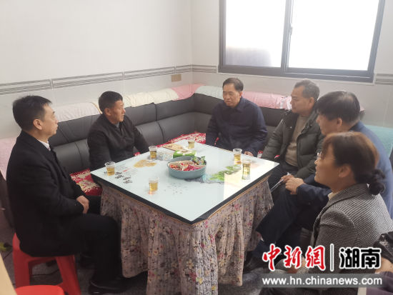 看望慰问危房改造户 看望慰问危房改造户