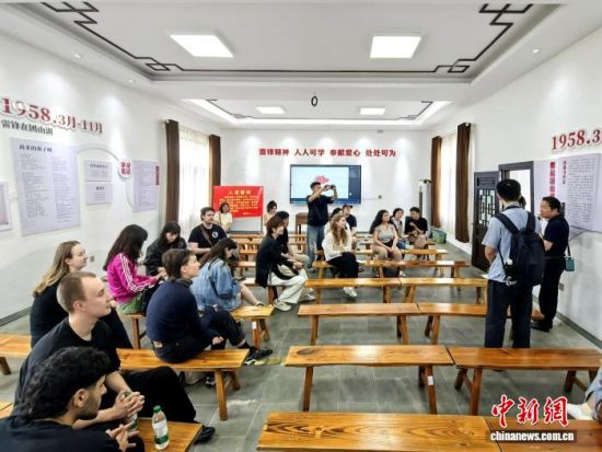 德国左翼党青年代表团在望城团山湖村,了解雷锋精神如何融入基层治理。 付敬懿 摄 德国左翼党青年代表团在望城团山湖村,了解雷锋精神如何融入基层治理。 付敬懿 摄