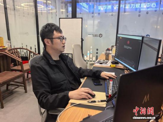 10月20日,湖南长沙创沙洲OPC街区办公室内,一台连着三个显示屏的电脑是曹翌的最佳工作伙伴。中新社记者 鲁毅 摄 10月20日,湖南长沙创沙洲OPC街区办公室内,一台连着三个显示屏的电脑是曹翌的最佳工作伙伴。中新社记者 鲁毅 摄