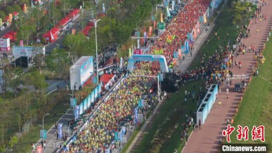 美国旧金山华埠春日节热闹登场 吸引湾区各地游客