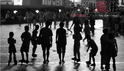 长沙青少年情迷轮滑 街头“危险秀”让路人捏把汗
