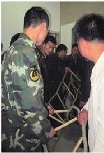 人口拥挤问题_13人电梯挤18人 中国应当向外国学习(2)
