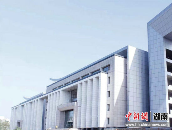 新萬潤環(huán)保生產的玉芯石已作為一種高性能板材應用于海內外建筑及公共空間，市場潛力巨大。 受訪者供圖