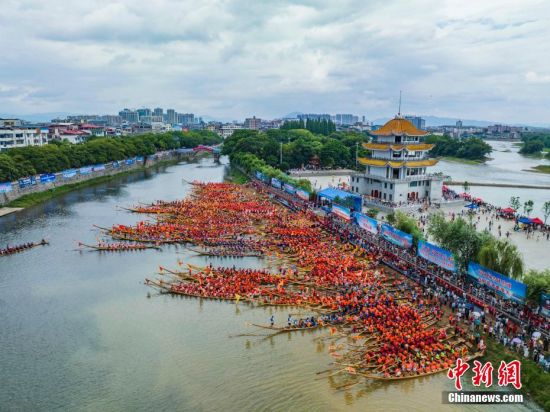 湖南道县国家非遗龙船开赛 172艘龙船展开竞渡 - 中国新闻网湖南